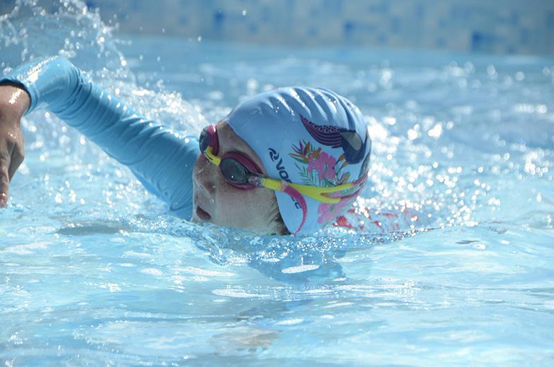 Kid swimming with goggles